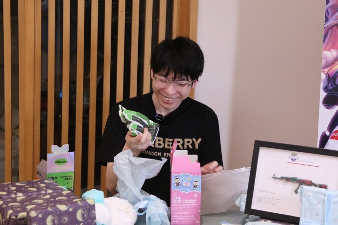 AL分享Hope返图：王哥的周年礼物开箱来啦 一年两度青青草原大会